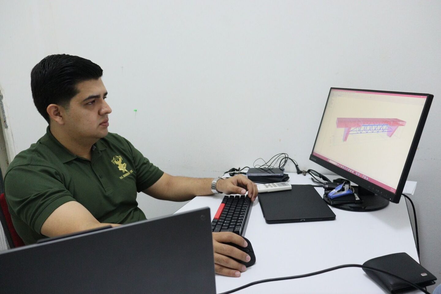 Doctorando de la UAS desarrolla proyecto para medir desplazamientos y evaluar la integridad de infraestructuras como puentes o edificaciones