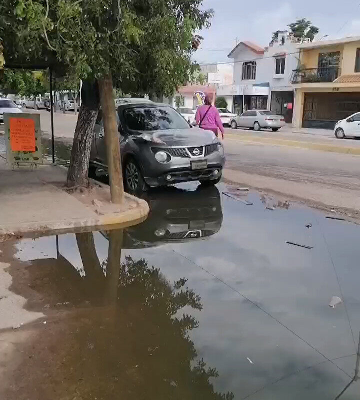 Aguas negras bloquean acceso a Clínica del ISSSTE en Los Mochis