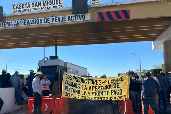 Industria de maíz rechaza pagar 7 mil 200 por tonelada; productores toman carreteras en México