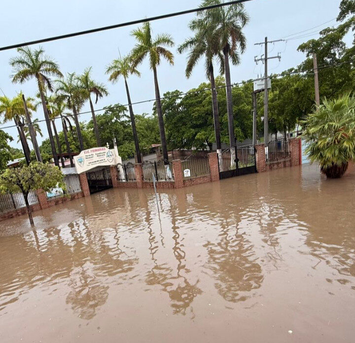 Llega ayuda a escuelas de Ahome: SEPyC envía pipas y motobombas para ayudar a planteles afectados por lluvias