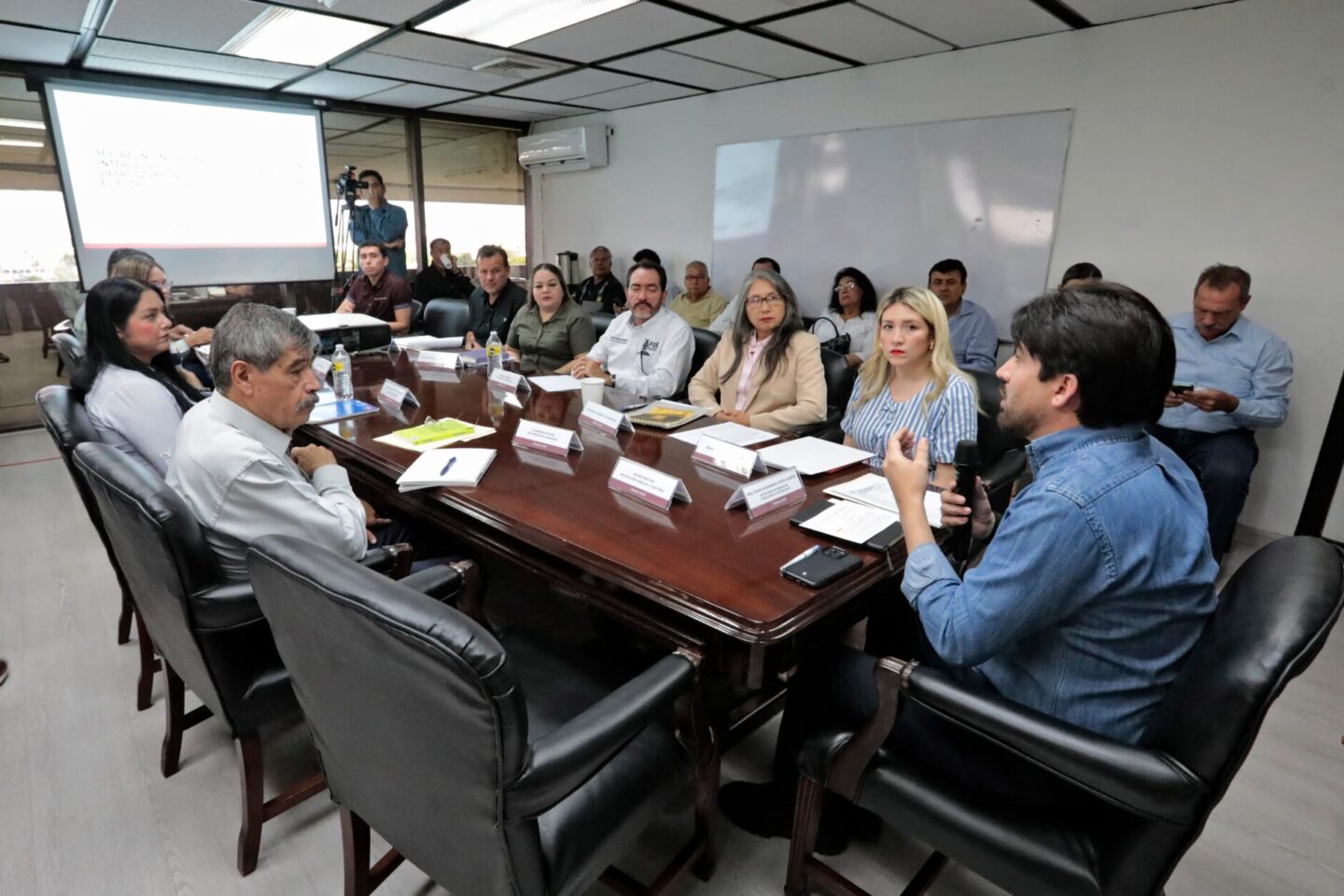 La atención humanista a los desplazados es una prioridad para el gobernador Rocha