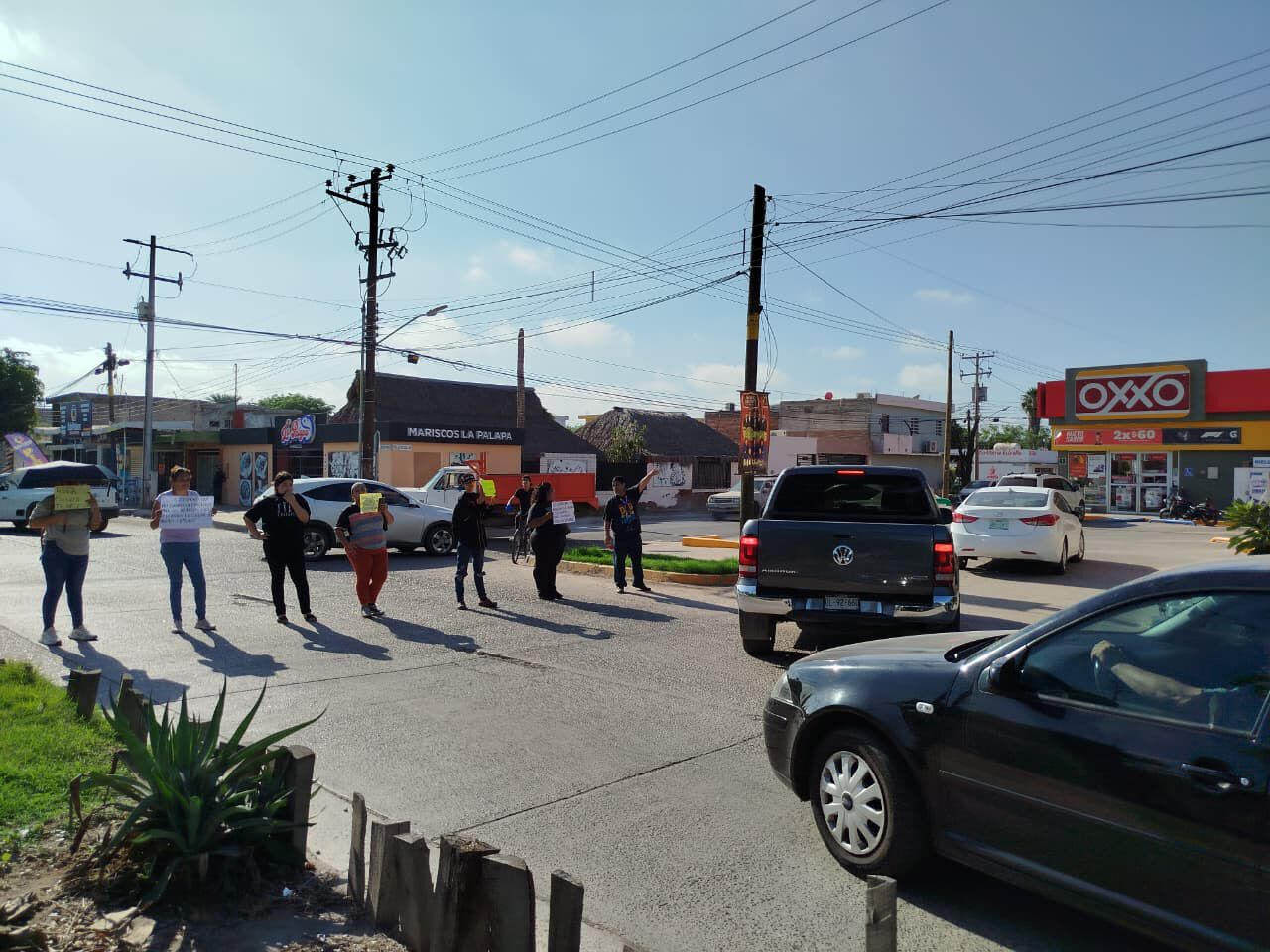 Bloquean madres de familia el bulevar Jiquilpan; exigen reinstalen energía eléctrica en primaria Quetzalcóatl