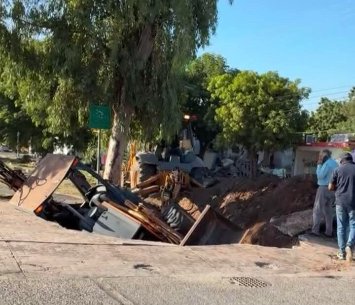 Cae trascabo en socavón que reparaban por el bulevar centenario en Los Mochis