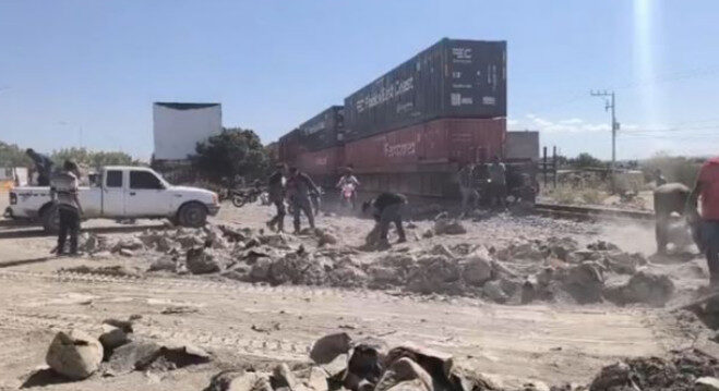 Un tren de carga choca contra un tráiler que transportaba cemento en el municipio de Elota