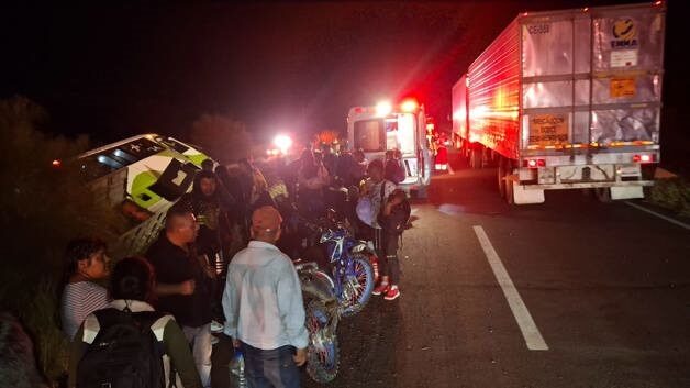 Autobús con 39 jornaleros vuelca en el Valle del Carrizo; viajaban de Chiapas a Sonora