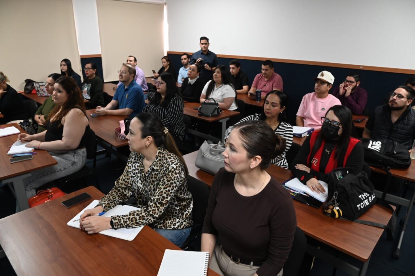 Atendiendo la instrucción del Rector Jesús Madueña de seguir resolviendo las necesidades en infraestructura y equipamiento, funcionarios de la UAS realizan supervisión en Ciudad Universitaria