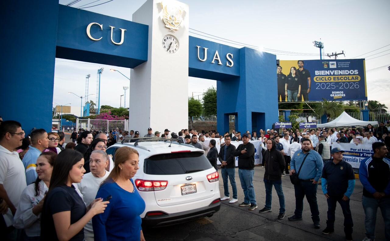 Estudiantes, docentes y trabajadores activos y jubilados de la UAS se manifiestan de manera pacífica en Ciudad Universitaria, respaldando el derecho a una educación Integral