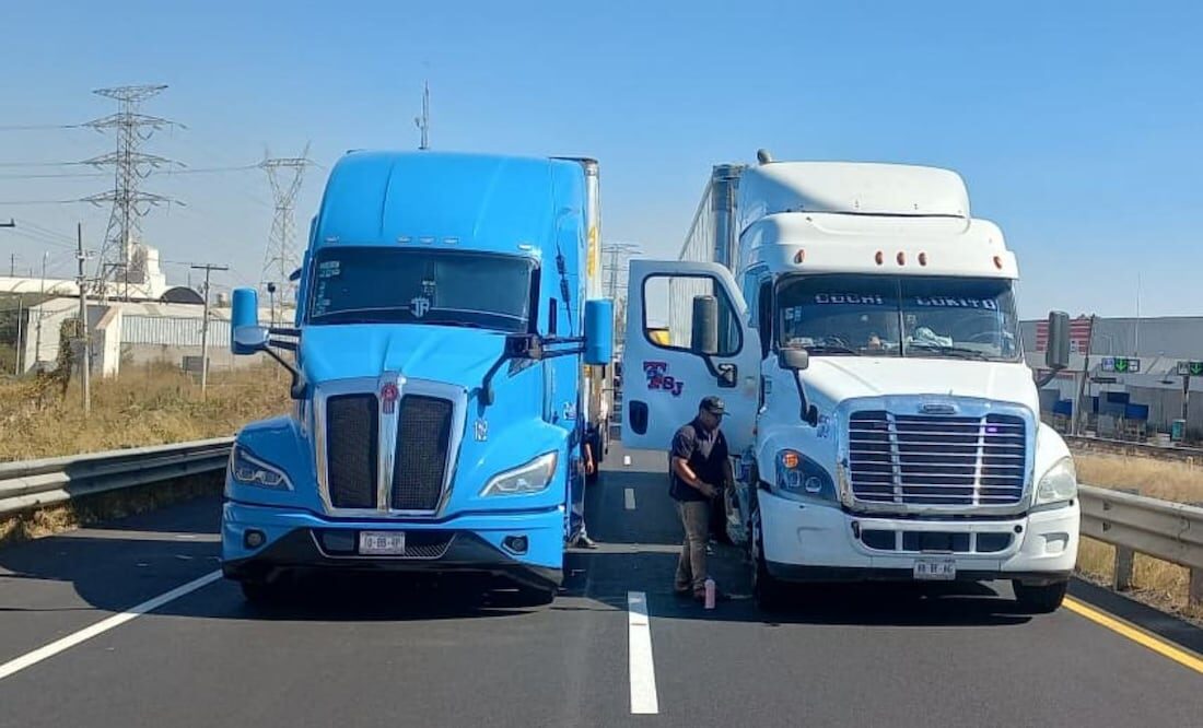 Se dicen afectados por toma de caseta de Cuatro Caminos choferes de unidades pesadas