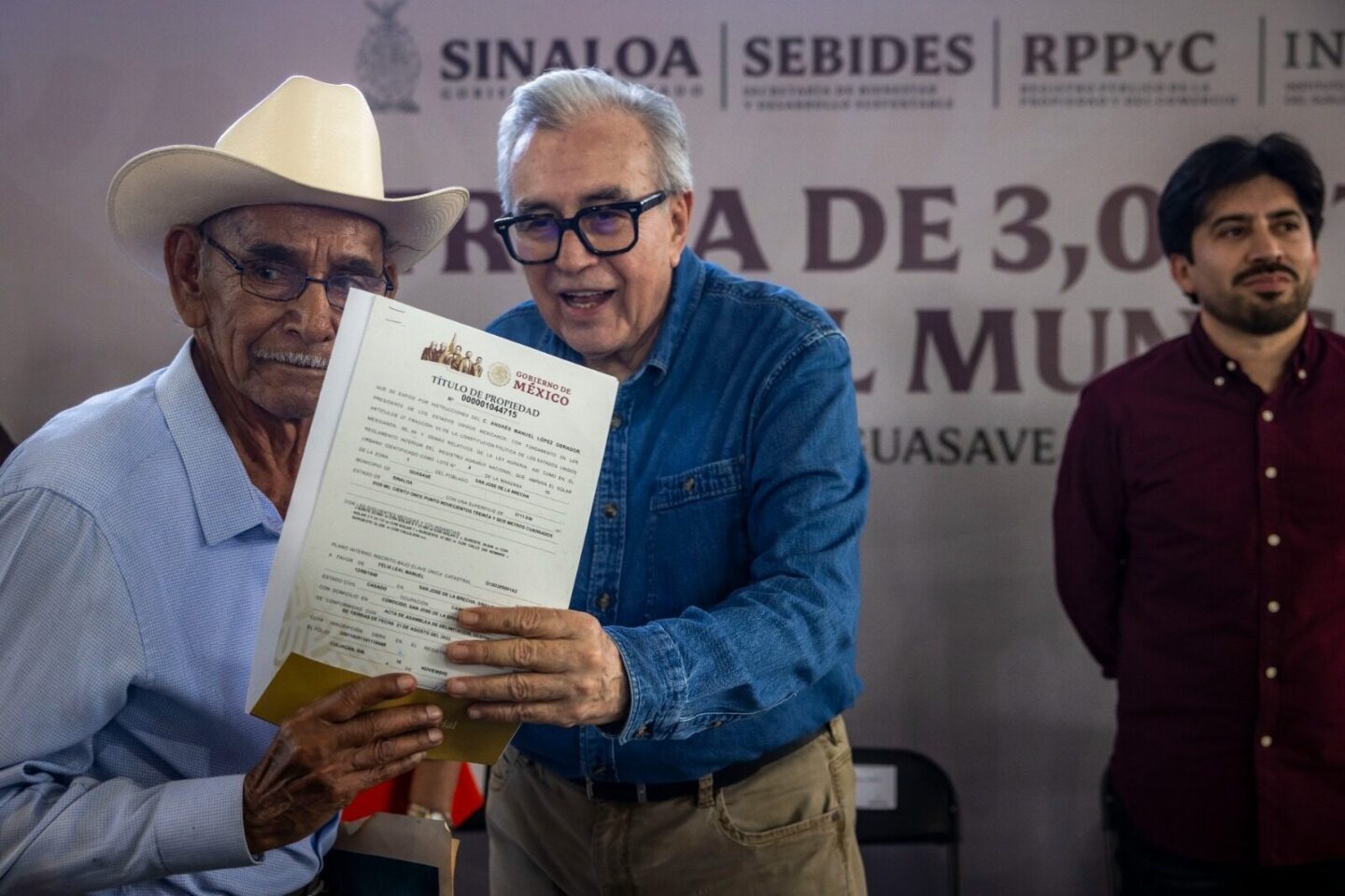 Gobernador Rocha Moya entregó títulos de propiedad a más de 3 mil familias de Guasave