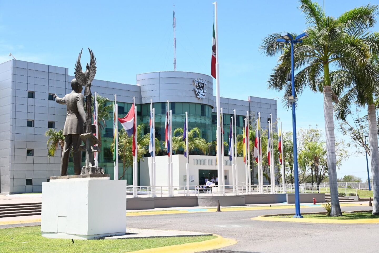 Acudirá el Rector Jesús Madueña a la Secretaría de Hacienda, junto con el titular de ANUIES y rectores de otras universidades, sumando esfuerzos para gestionar apoyos extraordinarios para el cierre de año