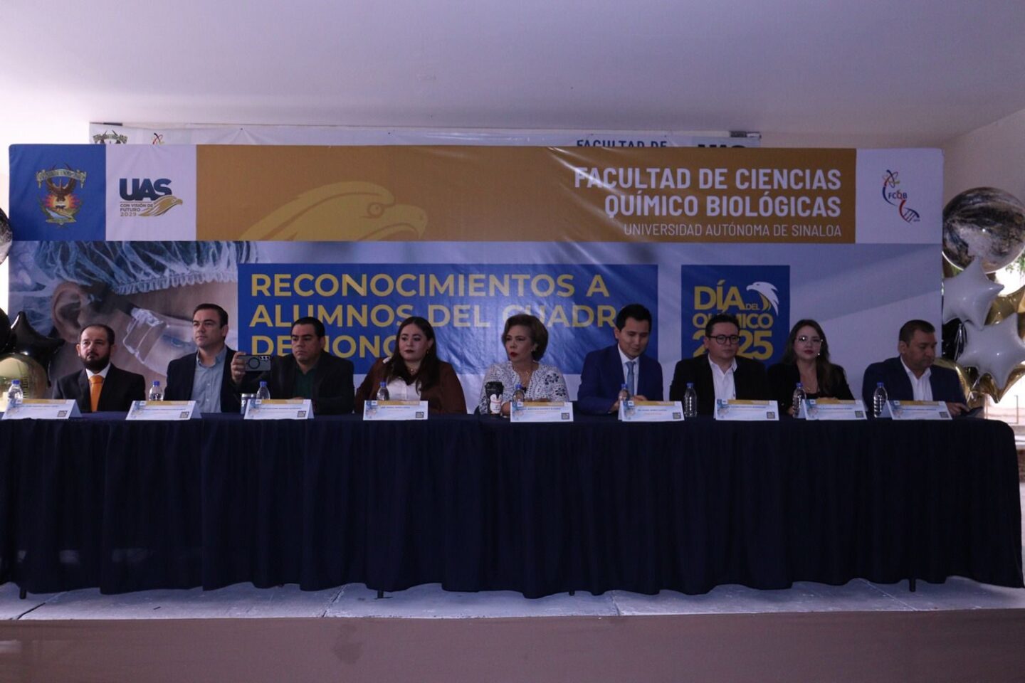 La Facultad de Ciencias Químico Biológicas de la UAS entregó reconocimientos a alumnos del Cuadro de Honor del ciclo 2024-2025, en el marco del Día del Químico