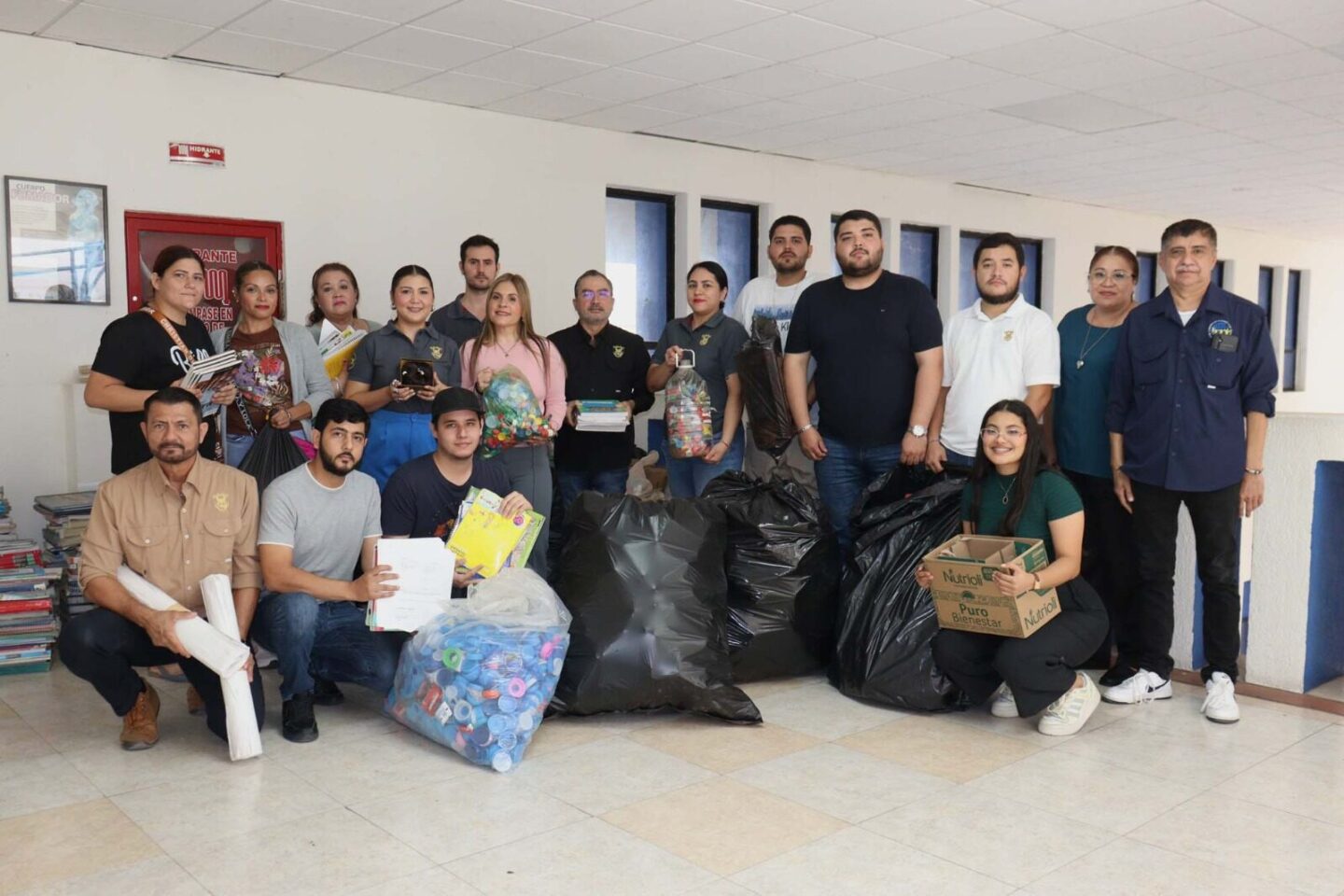 La Dirección General de Servicio Social entrega material reciclable y dona trenzas para la elaboración de pelucas oncológicas a la Unidad de Bienestar Universitario