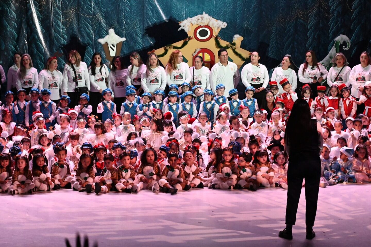 Con los pequeños universitarios en un viaje de magia, baile y color, el Jardín de Niños de la UAS celebró su tradicional Festival Navideño 2025