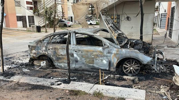 Un vehículo fue incendiado en Zona Dorada del sector Los Ángeles de Culiacán