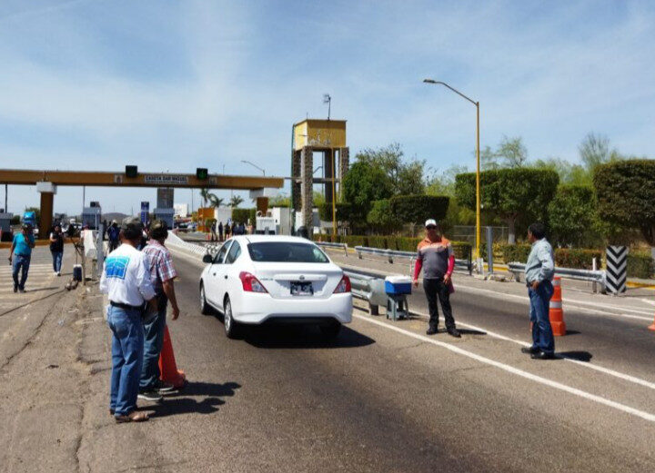 Carreteras de Sinaloa bloqueadas por productores que exigen respuesta de SADER