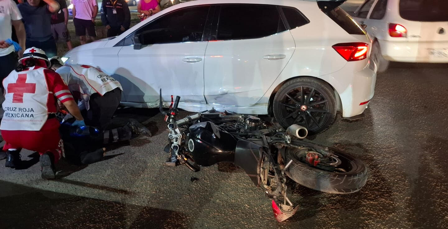 Menor de 16 años resulta herido tras chocar motocicleta contra auto en Mazatlán