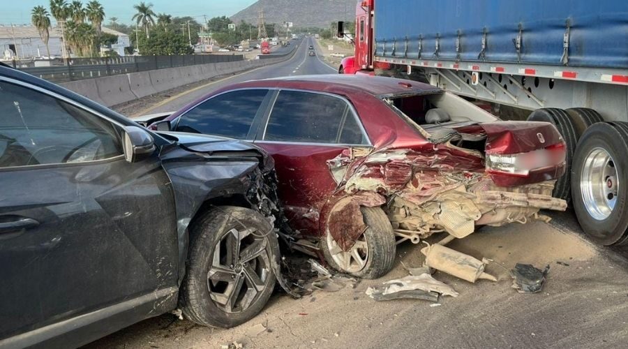 Accidente automovilístico tipo carambola en la México 15 deja siete lesionados