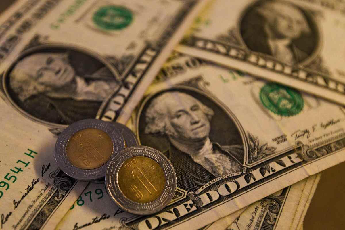 Dólar sube y “golpea” al peso mexicano en el cierre del año en el último día de operaciones 2025