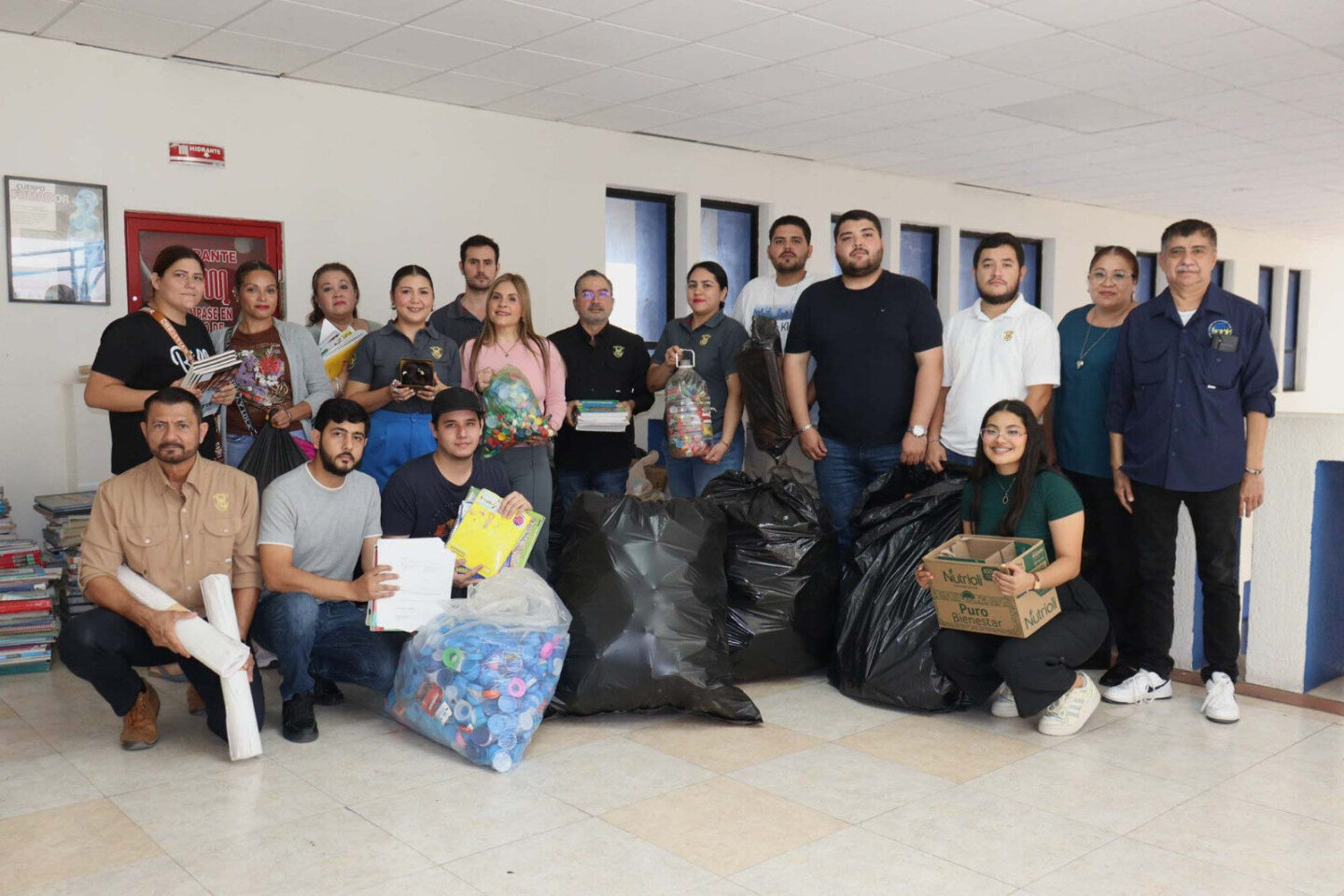 La Dirección General de Servicio Social entrega material reciclable y dona trenzas para la elaboración de pelucas oncológicas a la Unidad de Bienestar Universitario