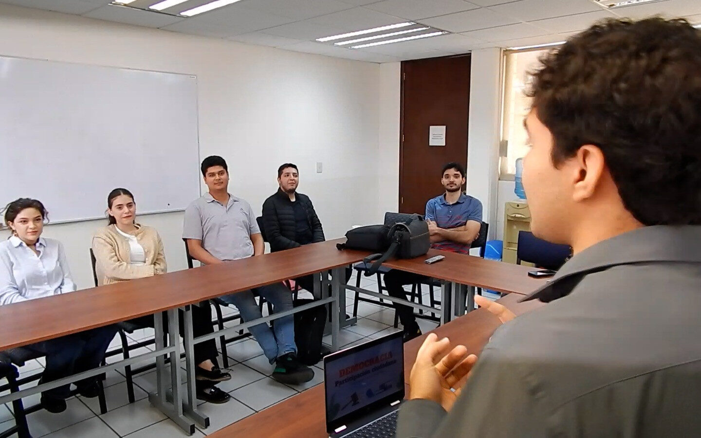 Estudiantes de la Facultad de Estudios Internacionales y Políticas Públicas analizan modelos de democracia y elaboran videos para fortalecer la cultura cívica