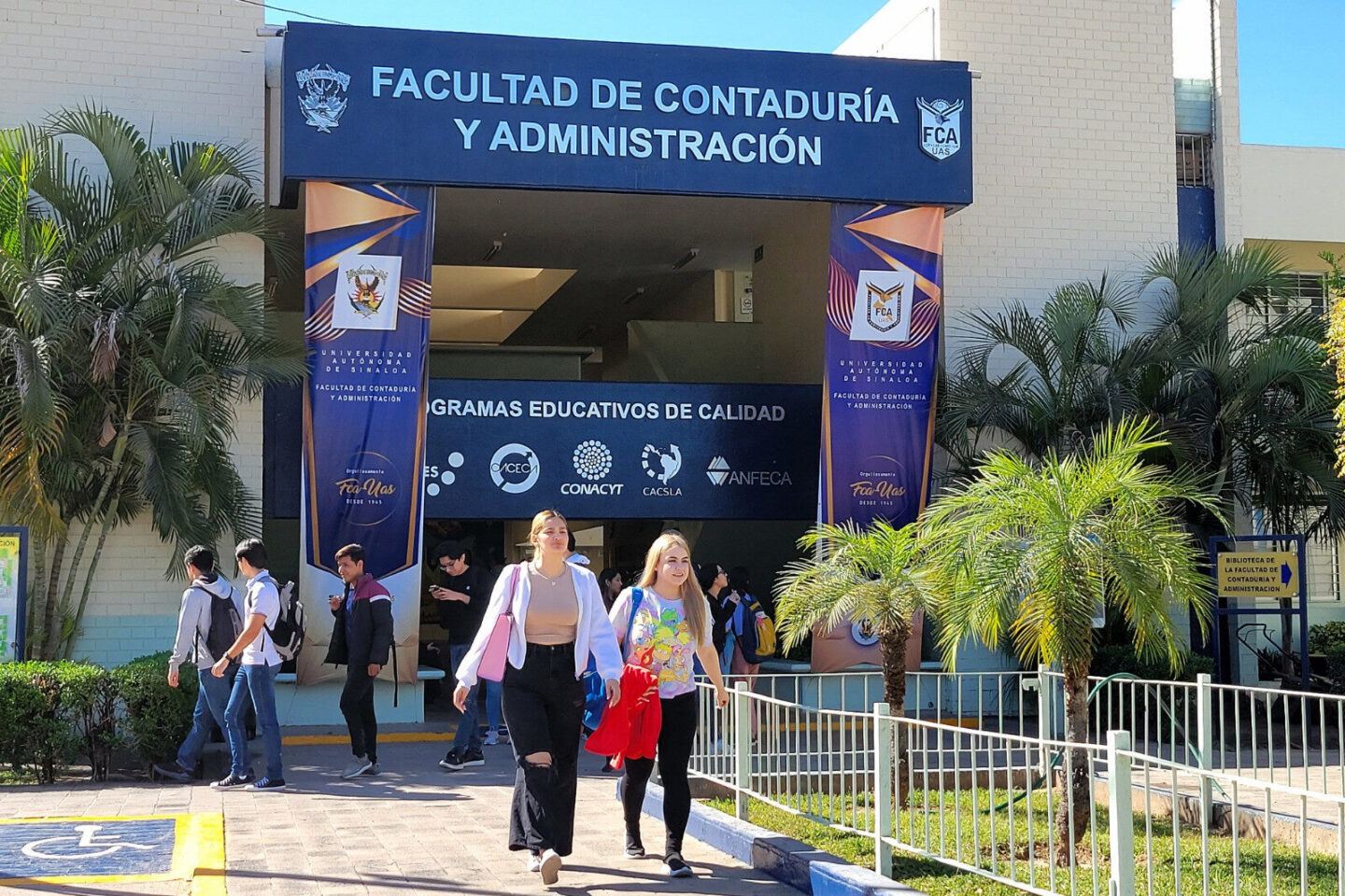 ¡Calidad académica! La Facultad de Contaduría y Administración ingresa y refrenda cuatro posgrados en el Sistema Nacional de Posgrados de la SECIHTI