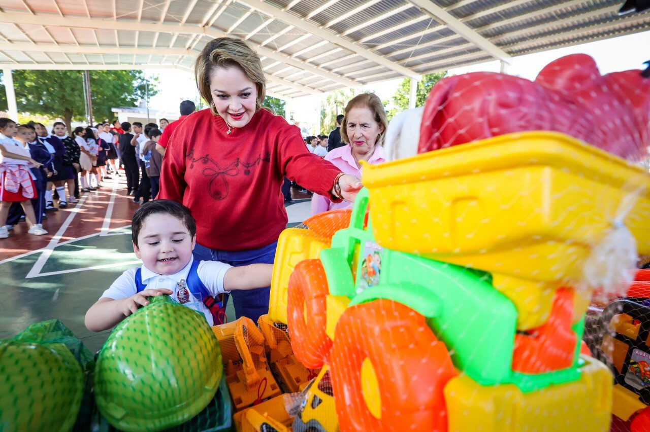 DIF SINALOA LLEVA ALEGRÍA Y ESPERANZA A LA REGIÓN DEL ÉVORA CON SU CARAVANA NAVIDEÑA