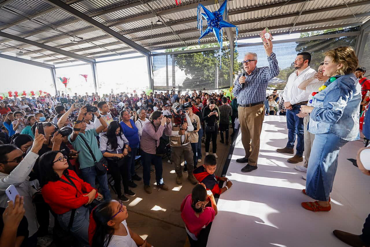 Gobernador Rocha Moya y Eneyda Rocha festejan a miles de familias en la Gran Posada 2025