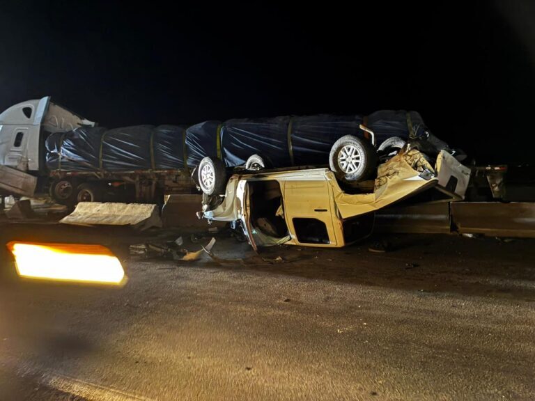 Aparatoso choque múltiple en JJR deja cinco lesionados y tres camionetas volcadas