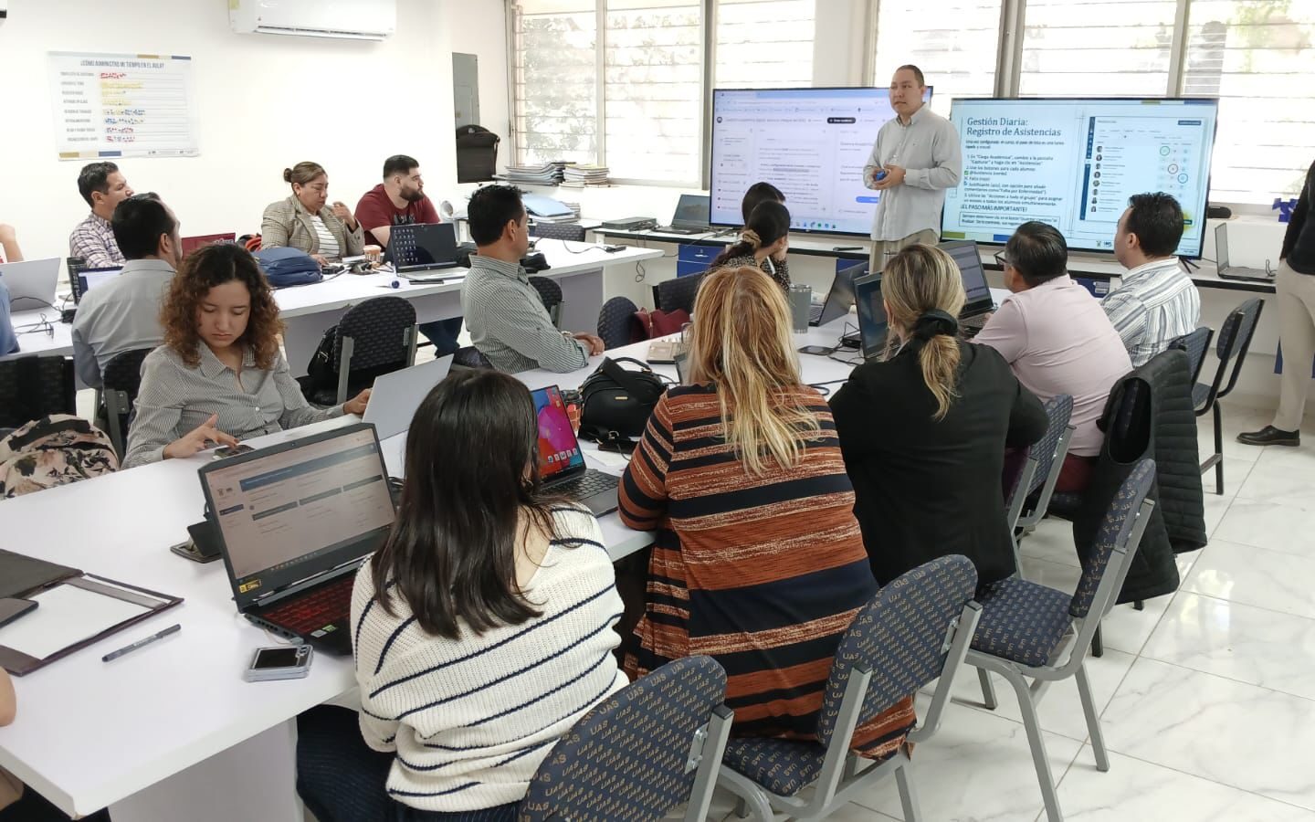 Fortalece la Facultad de Arquitectura de la UAS las competencias digitales de su planta docente; se actualizan en gestión académica y el uso del SIASE