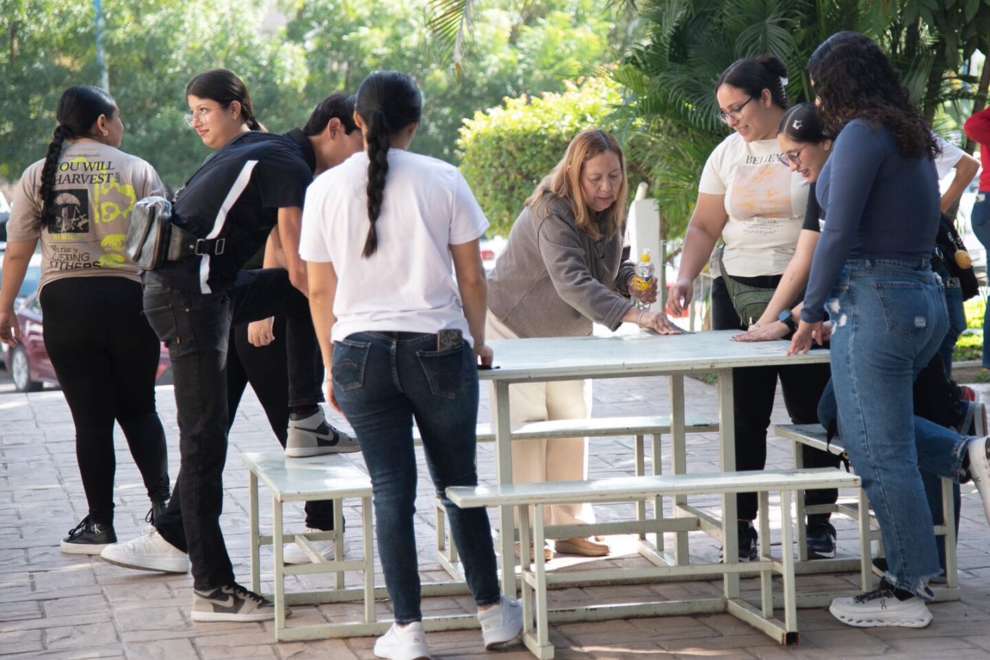 La Facultad de Trabajo Social Culiacán se une al Reto Mejora de la Unidad de Bienestar Universitario con jornada de restauración “Adopta una Mesa”