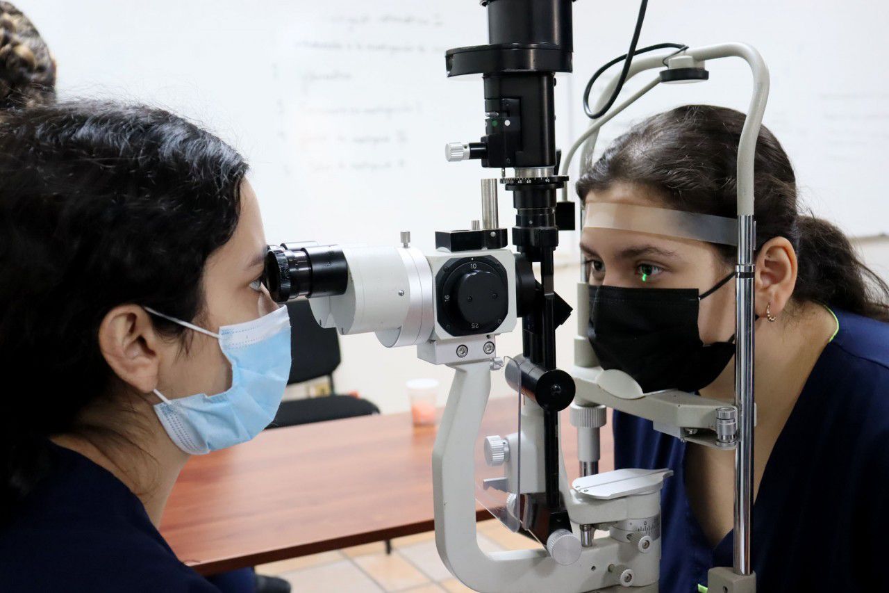 ¿Buscas carrera? La UAS ofrece Optometría, profesión con alta demanda y campo laboral diverso; pilar de la salud visual en el noroeste del país