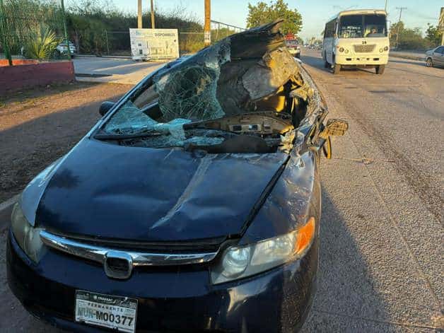 Aparatoso accidente en Los Mochis: dos jóvenes quedan debajo de un camión