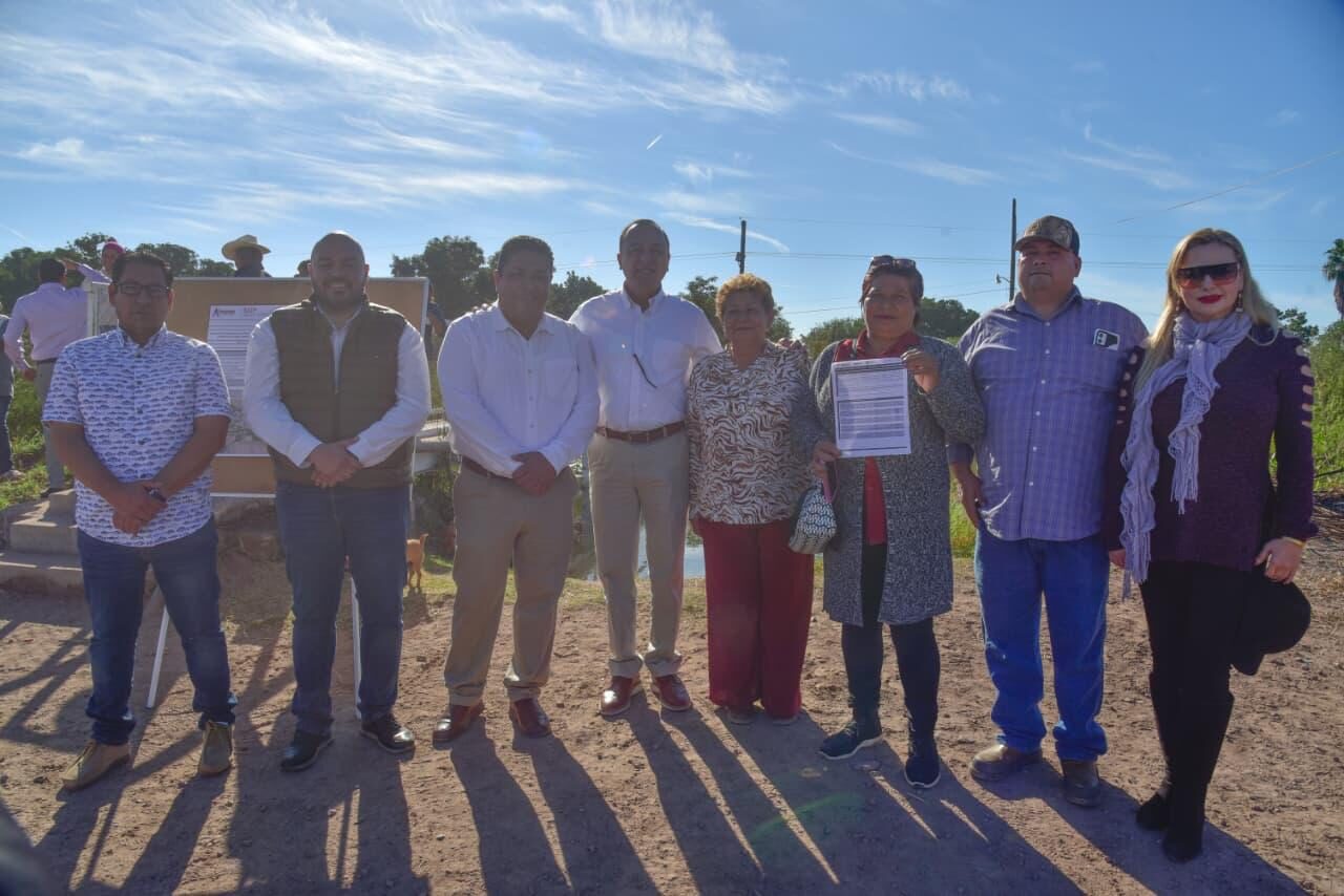Antonio Menéndez entrega obras de puente peatonal y alumbrado público en El Guayabo