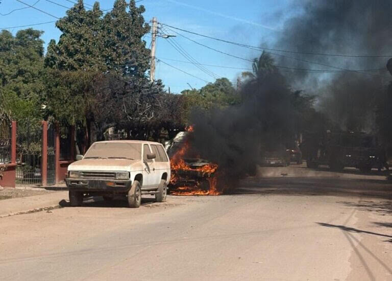 Explosión de camioneta gasera deja daños en tres viviendas en el ejido Mochis
