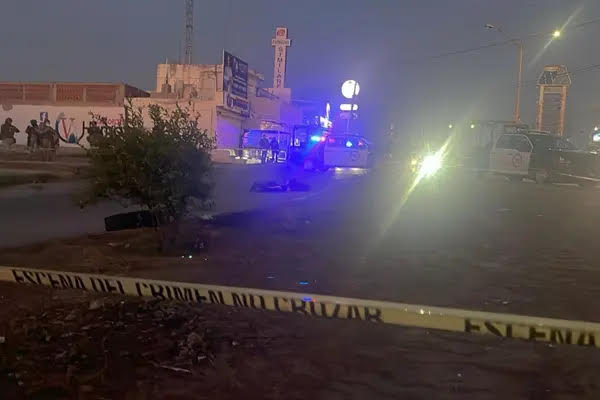 Un cuerpo sin rostro envuelto en plástico fue localizado con 2 mensajes en Santa Fe en  Culiacán