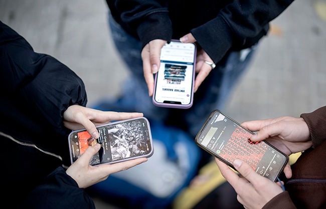 Reino Unido propone prohibir redes sociales a menores y regular chatbots