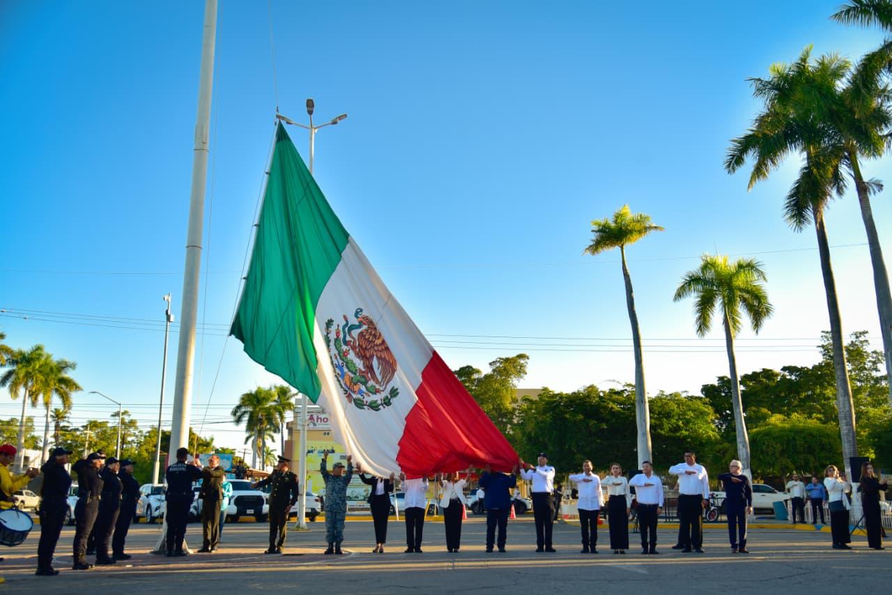 Ahome honra a la Bandera con ceremonia cívica en Palacio Municipal y el Monumento a la Bandera
