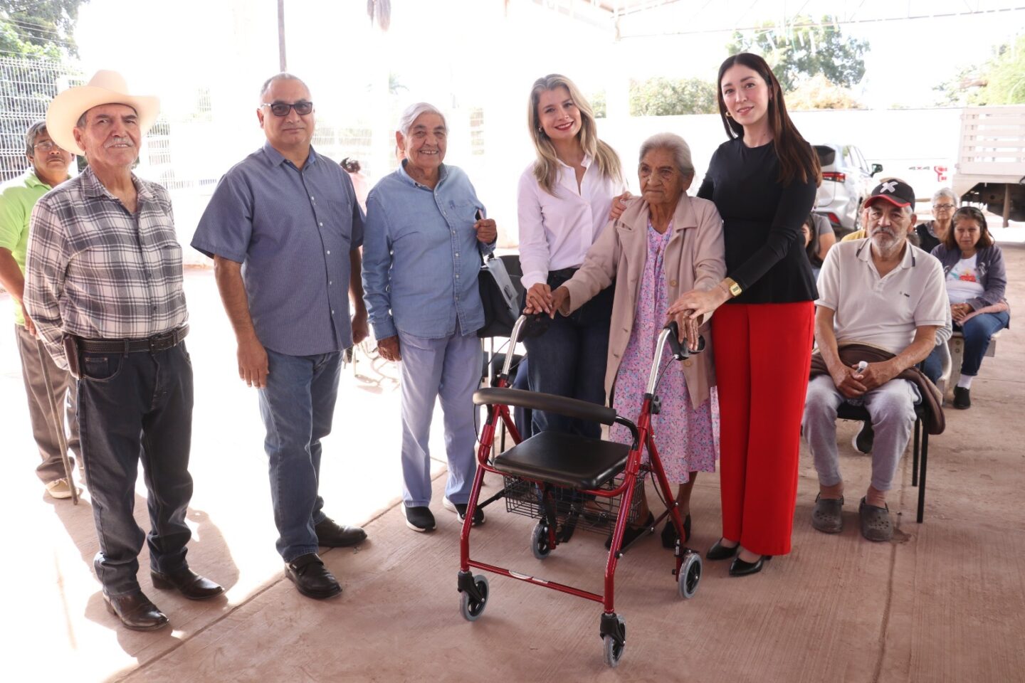 Sistema DIF Ahome cumple compromisos en el Ejido Compuertas con entrega de 26 aparatos funcionales