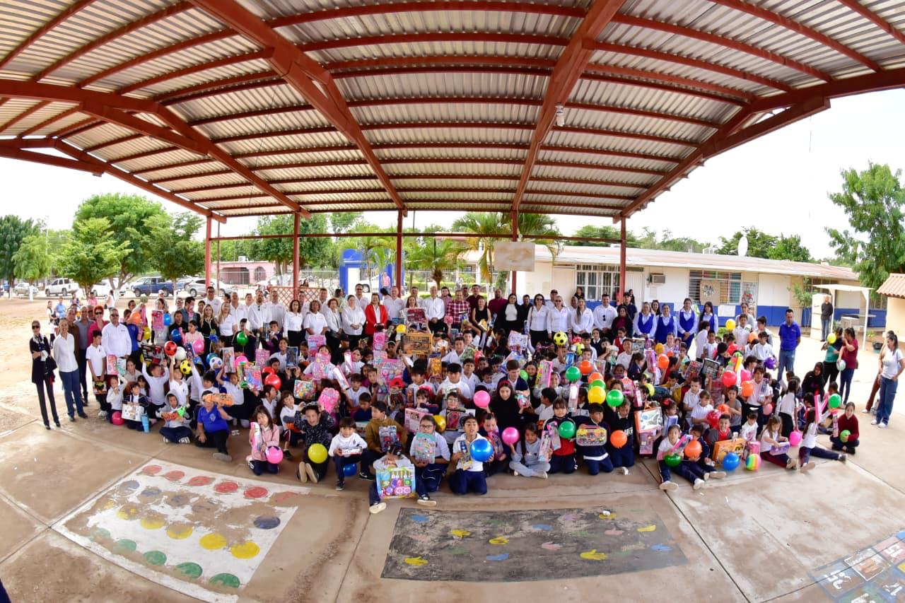 Alcalde Antonio Menéndez acompaña a SNTE 53 en entrega de juguetes en el Valle del Carrizo