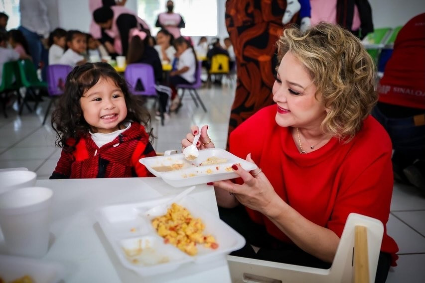 Eneyda Rocha recorre planteles educativos con apoyos de DIF Sinaloa para la población educativa