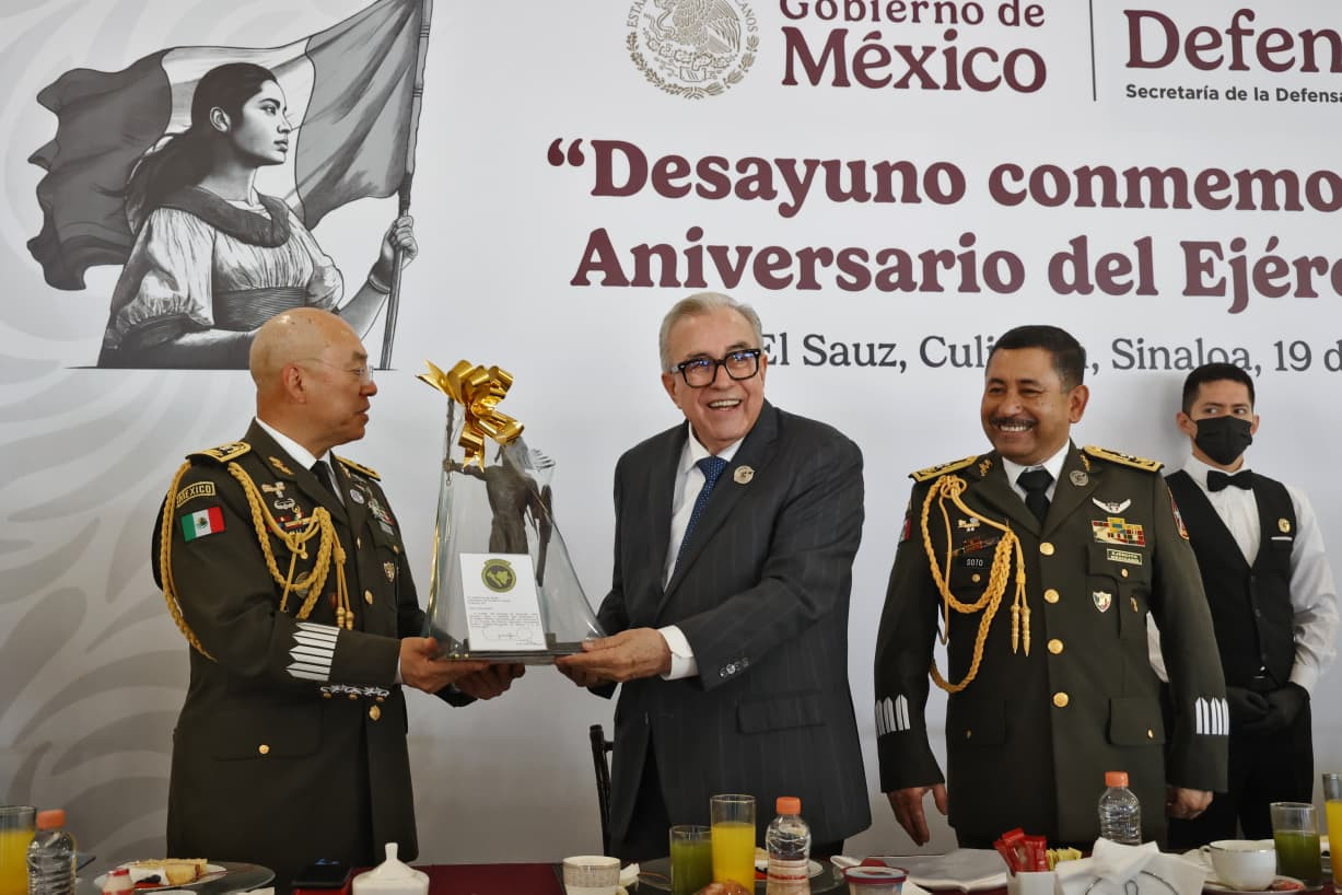 Acompaña Gobernador Rocha a militares en la conmemoración del CXIII aniversario del Ejército Mexicano