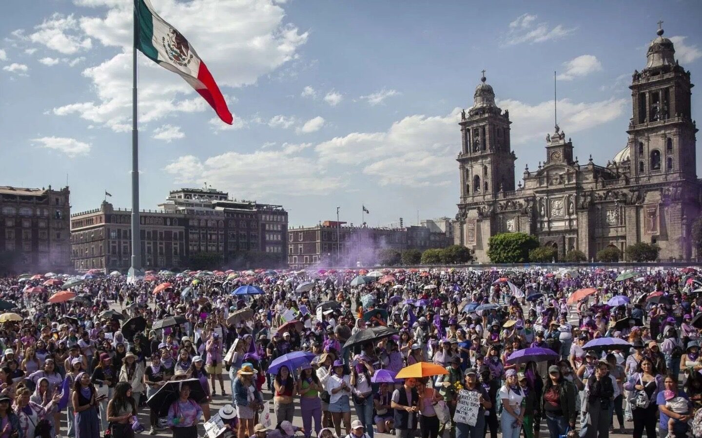 Miles de mujeres marchan en Colima, Saltillo y Nuevo León en el 8M