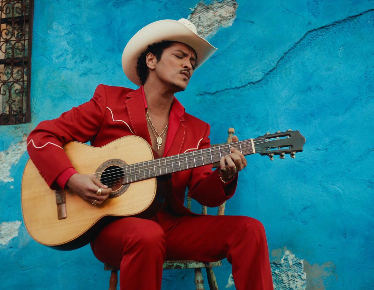 Bruno Mars rinde homenaje a México en su nuevo video “Risk It All”