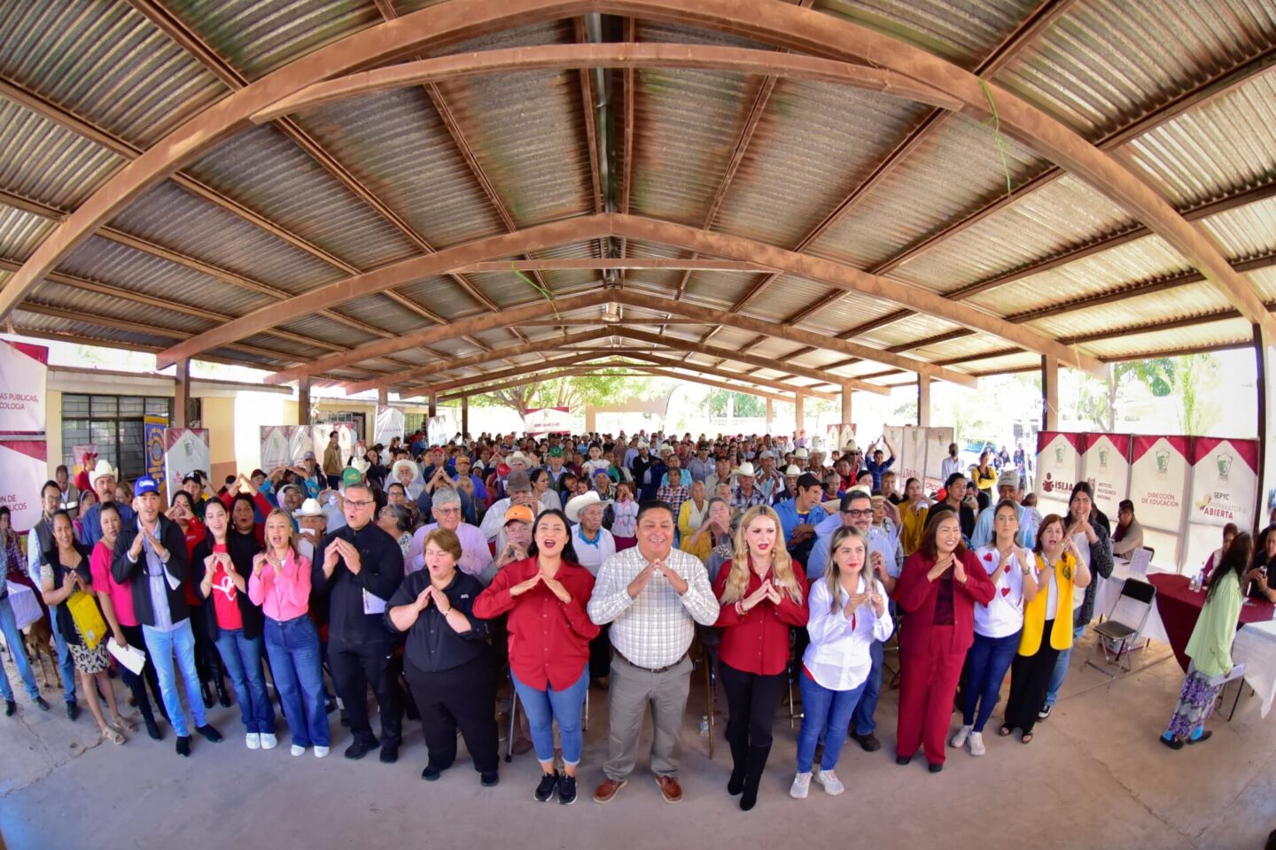 Caravanas del Bienestar llegan a Paredones con compromisos de alumbrado total, mejoras al drenaje y gestión de techumbre