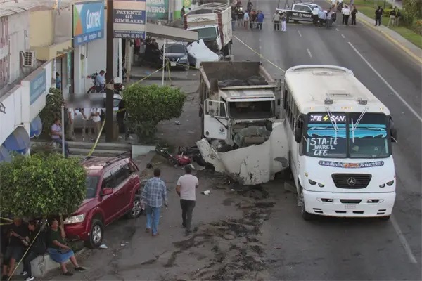 Fallece motociclista en aparatoso choque múltiple en Mazatlán; hay tres heridos más