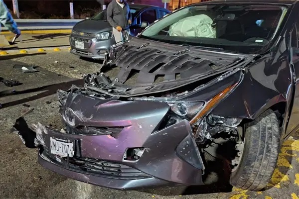 Tren golpea a un automóvil en espera de cruzar cerca de las vías Mazatlán