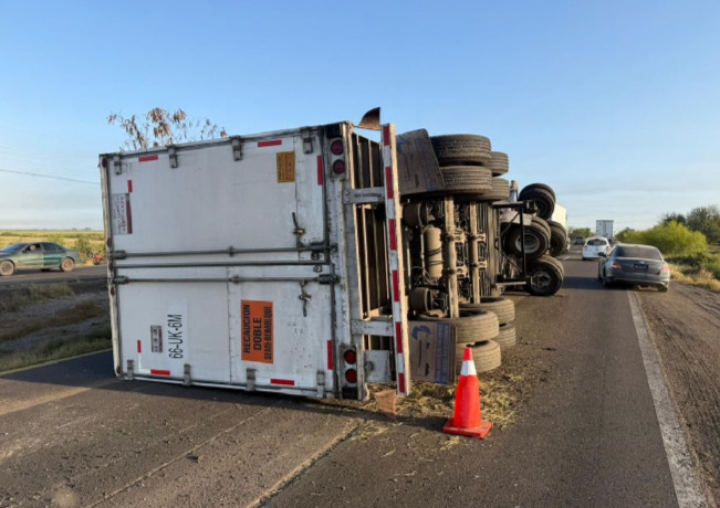 Accidente en la México 15: tráiler vuelca en el ejido Chihuahuita